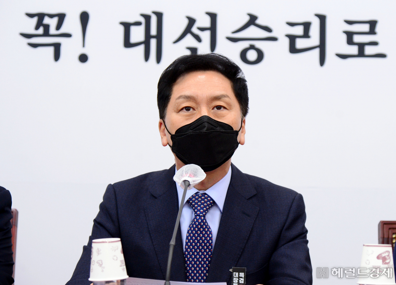 [헤럴드경제=이상섭 기자] 김기현 국민의힘 원내대표가 15일 오전 서울 여의도 국회에서 열린 최고위원회의에 참석해 발언을 하고 있다.