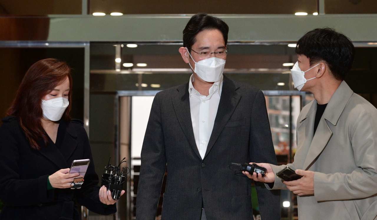 이재용 삼성전자 부회장이 지난 14일 오전 서울김포비지니스항공센터를 통해 출국하고 있다. [공항사진기자단]