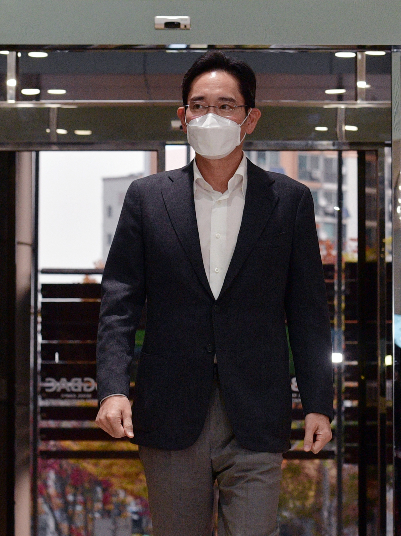 이재용 삼성전자 부회장이 지난 14일 오전 서울김포비지니스항공센터를 통해 출국하고 있다. [공항사진기자단]