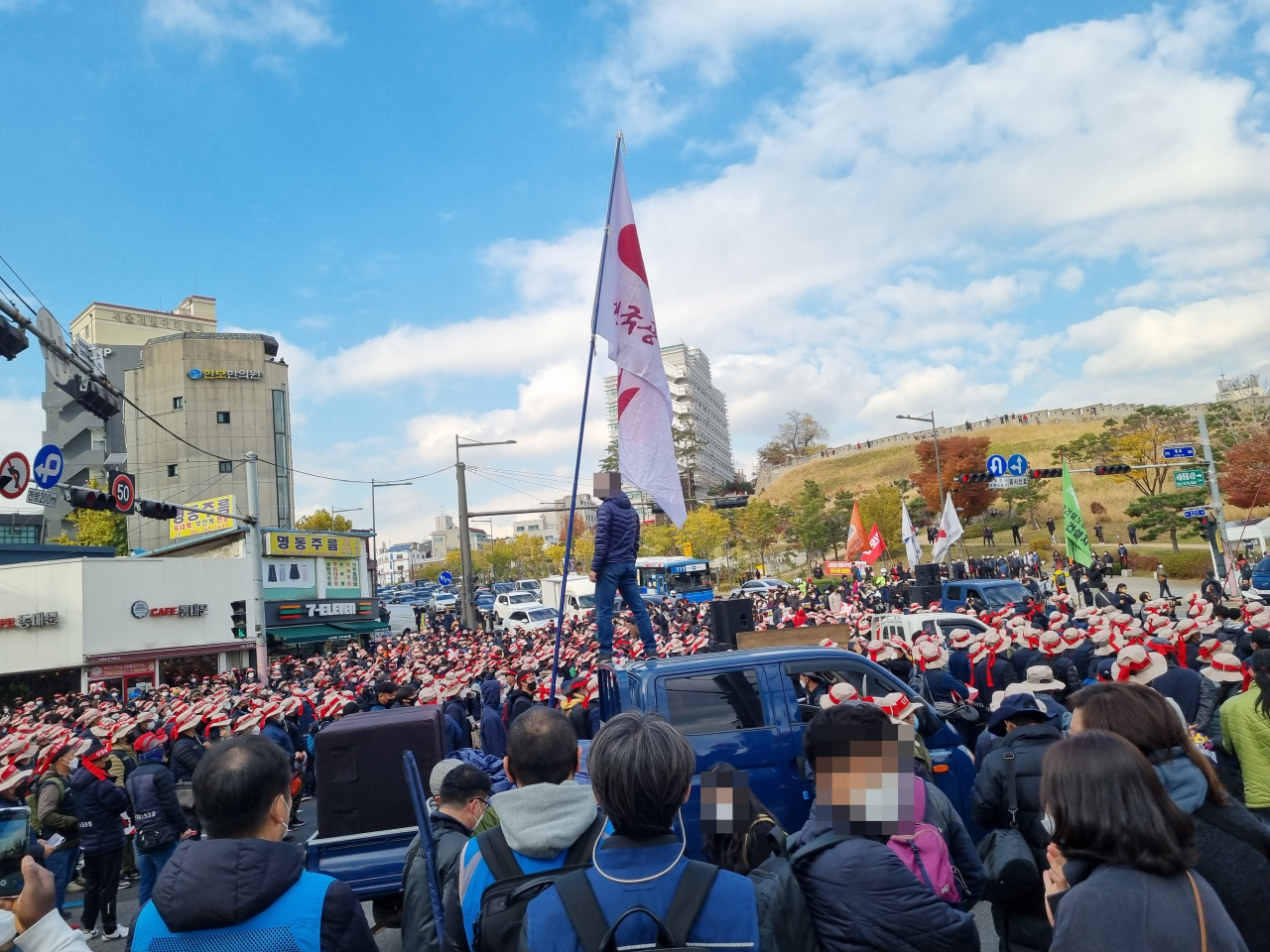 지난 13일 오후 전국민주노동조합총연맹(민주노총)이 서울 종로구 흥인지문사거리에서 기습적으로 집결하면서 인근 도로 일대가 마비됐다. 김영철 기자