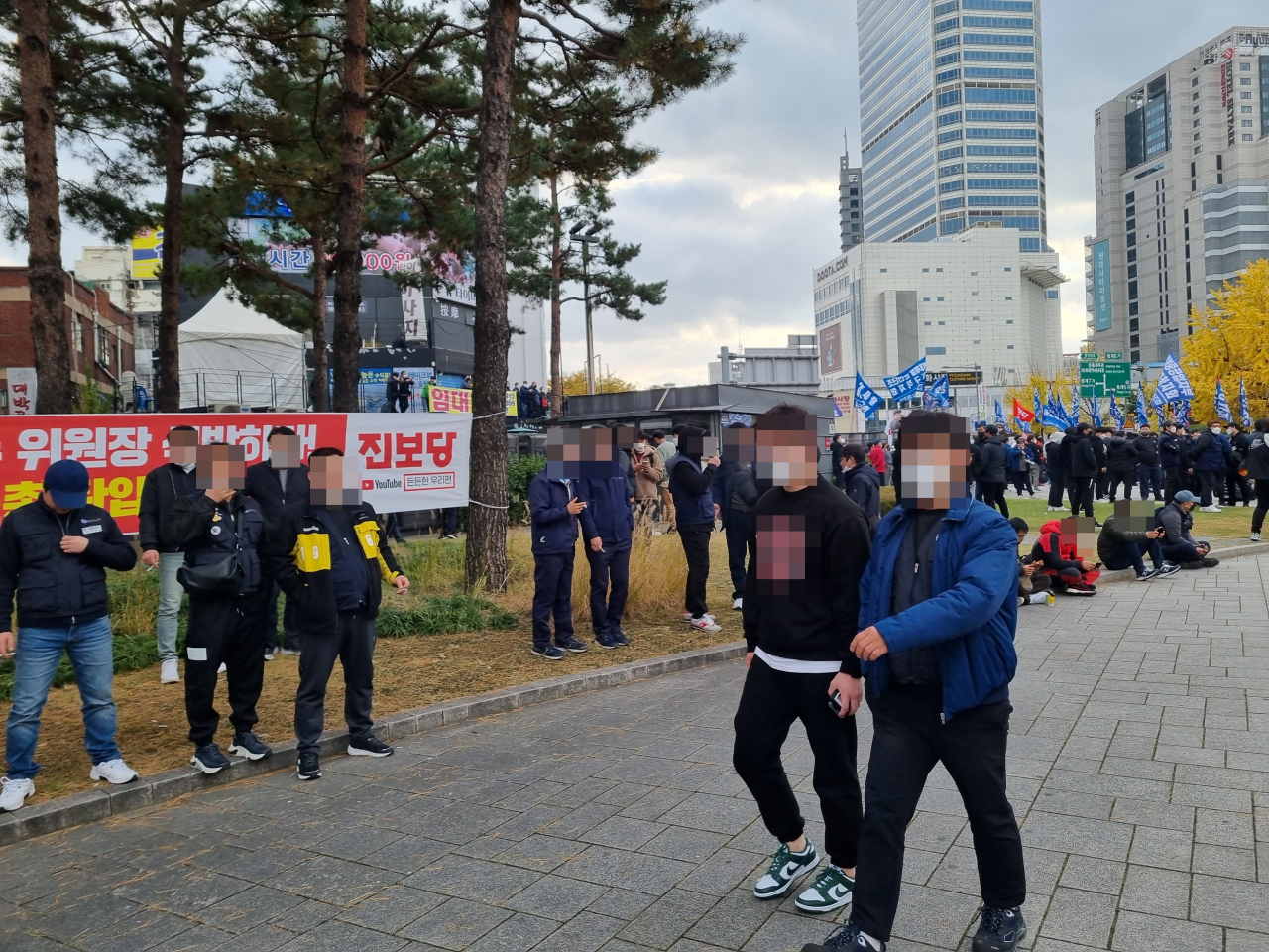 지난 13일 오후 서울 종로구 흥인지문사거리 주변에서 전국민주노동조합총연맹(민주노총) 소속 조합원들이 인도에서 흡연하고 있다. 이로 인해 거리를 지나던 시민들도 이동 중 연기를 마셔야 하는 등 불편을 겪었다. 김영철 기자