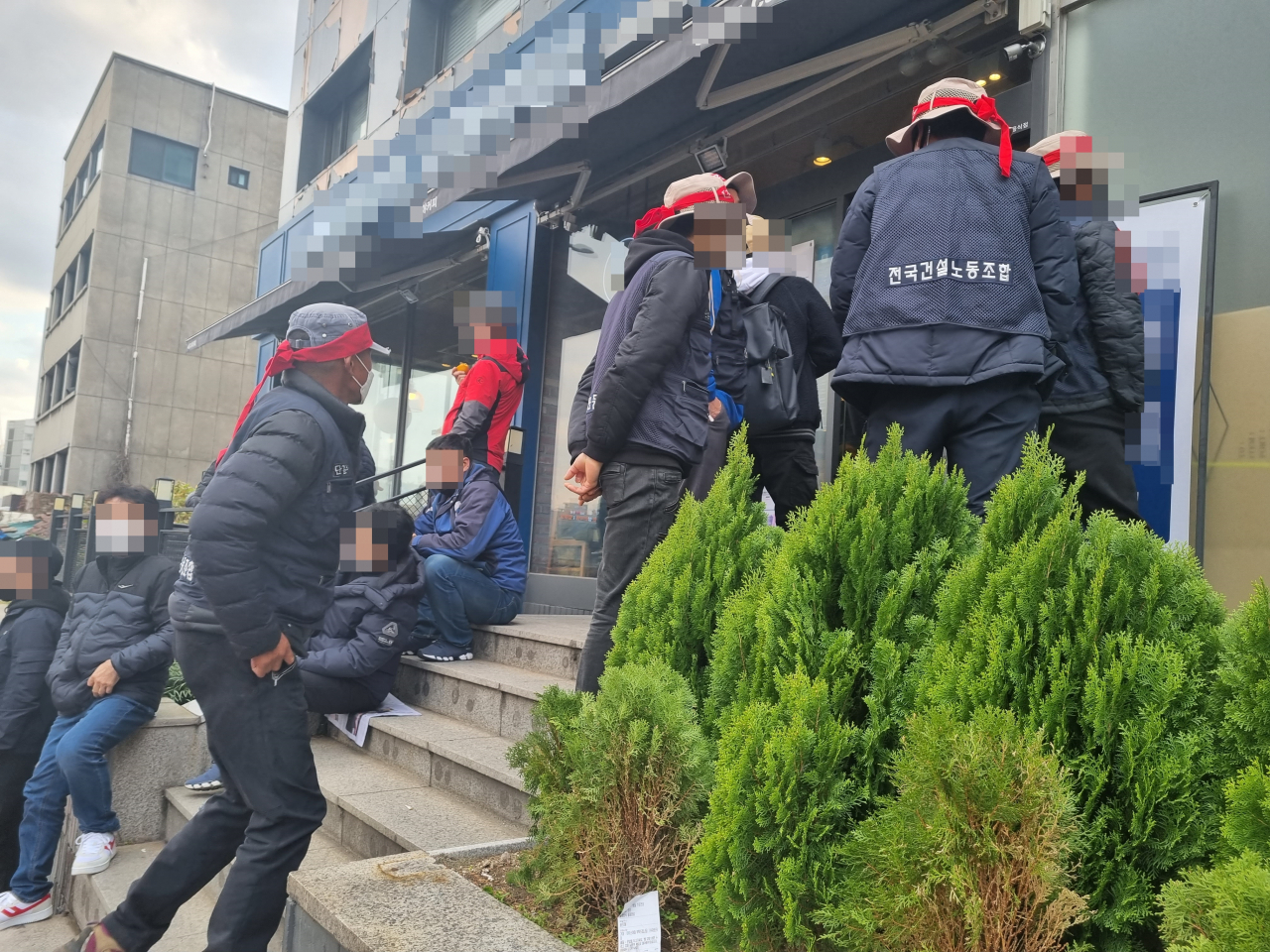 지난 13일 오후 서울 종로구 흥인지문사거리 인근에 위치한 카페 앞 계단에서 전국민주노동조합총연맹(민주노총) 소속 조합원들이 모여 서 있는 모습. 김영철 기자
