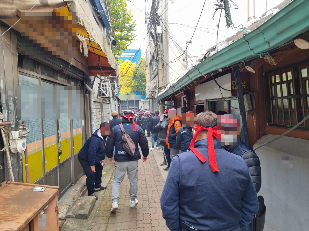 지난 13일 오후 서울 종로구 흥인지문사거리 인근 골목에서 전국민주노동조합총연맹(민주노총) 소속 조합원들이 흡연하는 모습. 김영철 기자