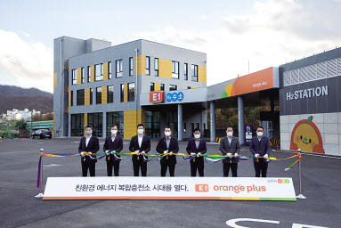 구동휘(왼쪽부터 세번째) E1 운영담당 대표이사 전무, 구자용 E1 사업담당 대표이사 회장, 허석규 성남에너지 대표. [E1 제공]