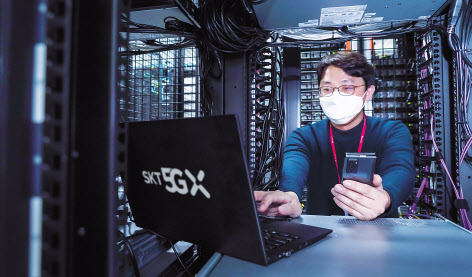 차세대 5G 코어 장비는 내년도 1분기 중 상용화될 예정이다. 사진은 SK텔레콤 구성원들이 신규 장비를 점검하는 모습. [SK텔레콤 제공]