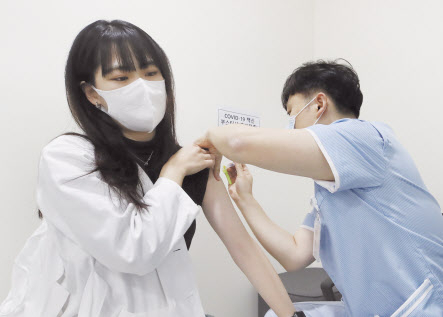 부스터샷(추가접종)을 맞고 있는 서울대학교병원 의료진. [연합]