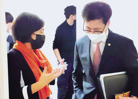 여한구(오른쪽) 산업통상자원부 통상교섭본부장이 지난달 5일(현지시간) 프랑스 파리에서 캐서린 타이 미국 무역대표부(USTR) 대표와 면담하고 있다. 여 본부장은 이 자리에서 최근 미 상무부가 반도체 기업을 대상으로 자료를 요청한 데 대해 “요청 자료 범위가 방대하고 영업비밀도 다수 포함돼 국내의 우려가 큰 상황”이라고 우리측의 우려를 전달했다. [산업통상자원부 제공]