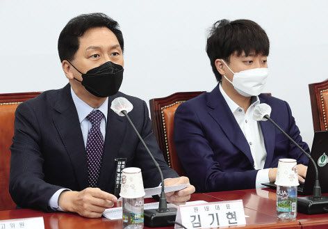 15일 오전 국회에서 열린 국민의힘 최고위원회의는 윤석열 국민의힘 대선 후보가 불참한 가운데, 이준석 대표와 김기현 원내대표 등 당지도부 인사들로 진행됐다. 이상섭 기자