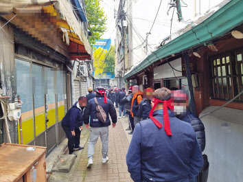 지난 13일 오후 서울 종로구 흥인지문사거리 인근 골목에서 전국민주노동조합총연맹(민주노총) 소속 조합원들이 흡연을 하는 모습. 김영철 기자