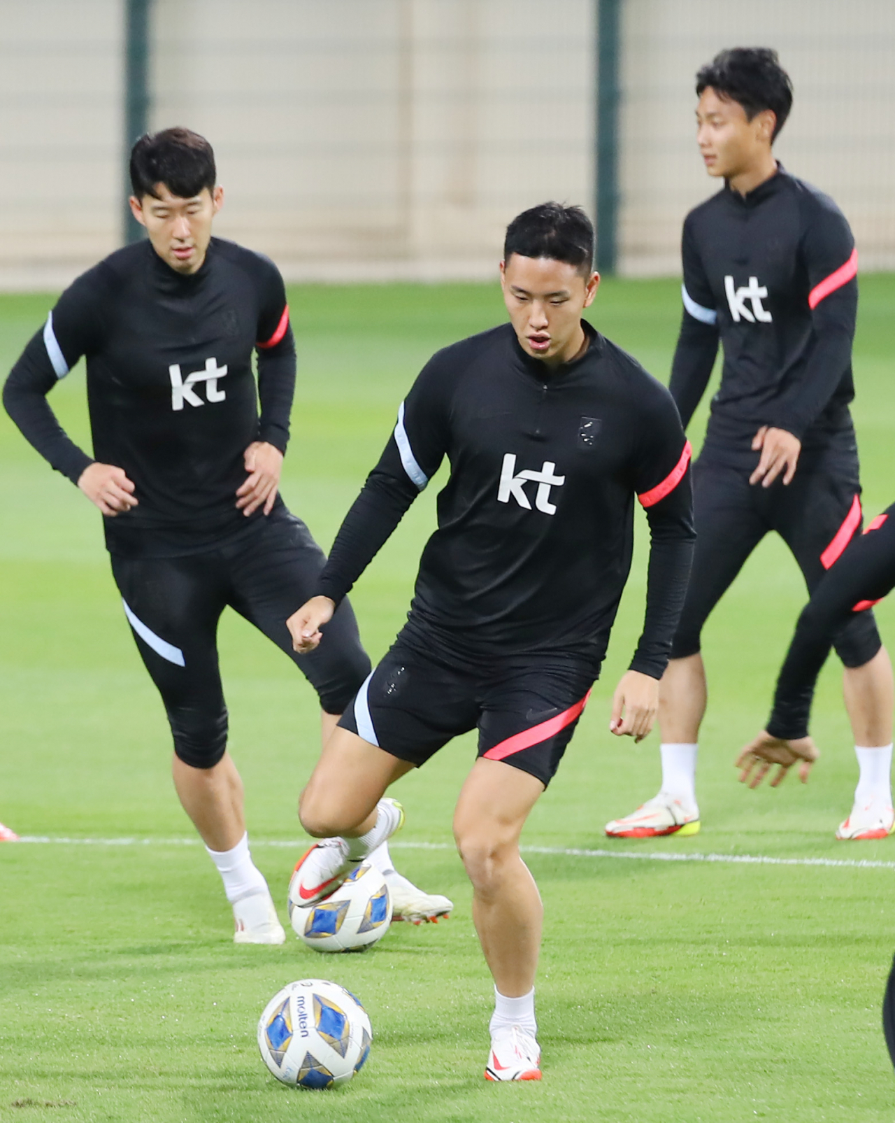손흥민과 정승현, 백승호(왼쪽부터) 등 축구 대표팀 선수들이 14일(현지시간) 카타르 도하 알 사일리야 스포츠클럽에서 현지 적응훈련을 하고 있다. [연합]