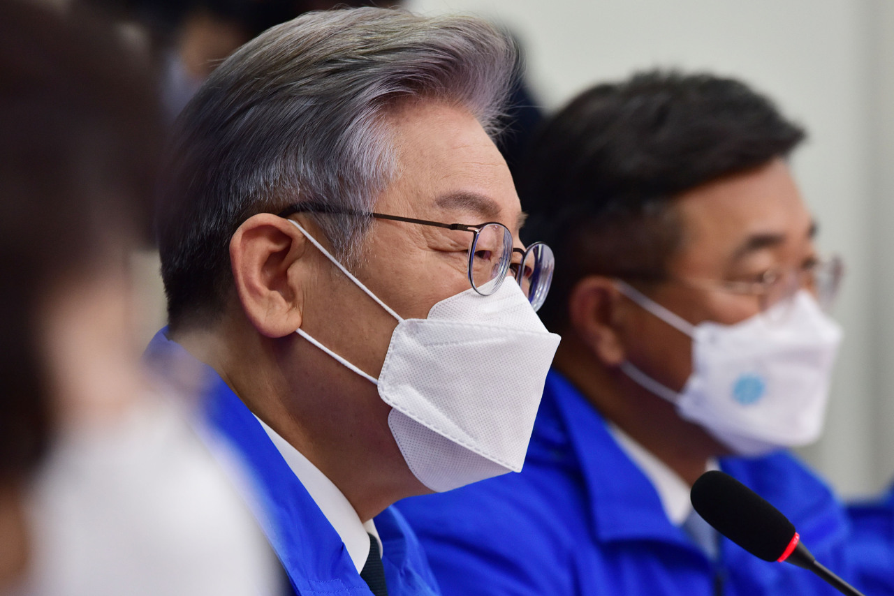 Lee Jae-myung, presidential nominee of the ruling Democratic Party of Korea, speaks at his party's election committee meeting Monday. (Yonhap)