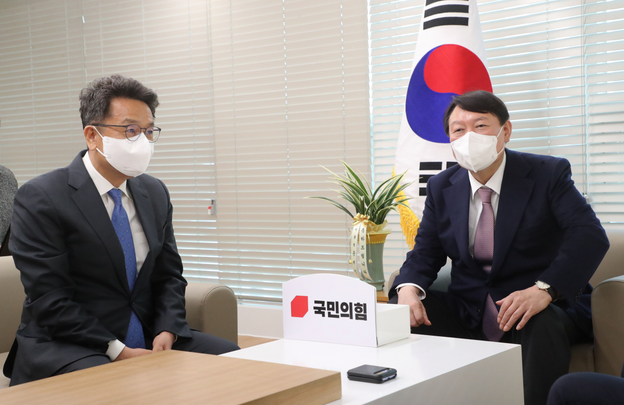윤석열 국민의힘 대선 후보가 15일 오후 서울 영등포 국민의힘 당사에서 이철희 청와대 정무수석으로부터 문재인 대통령의 축하 난을 전달받고 있다. [헤럴드경제=이상섭 기자]