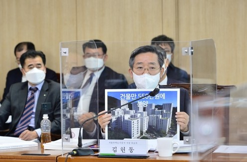 오세훈 서울시장이 15일 서울도시주택공사 사장에 김헌동 후보자를 공식 임명, 임명장을 수여했다. 사진은 지난 10일 서울시의회에서 열린 서울주택도시공사 사장 후보자에 대한 인사청문회에서 발언하고 있는 김헌동 후보자. [연합]