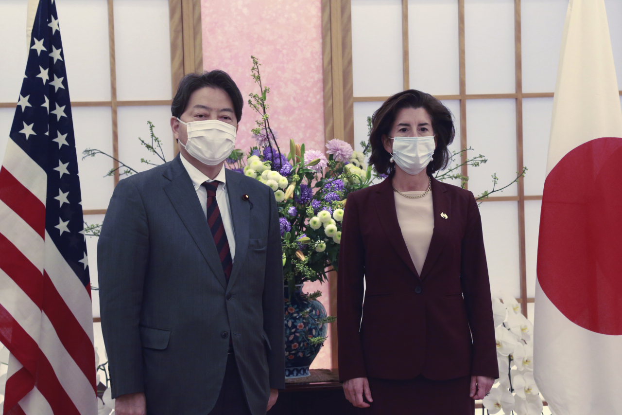 하야시 요시마사(林芳正) 일본 외무성(왼쪽)과 지나 러몬도 미국 상무장관이 15일 일본 도쿄에서 만나 철강 등 관세를 둘러싼 협의를 시작했다. [AP]