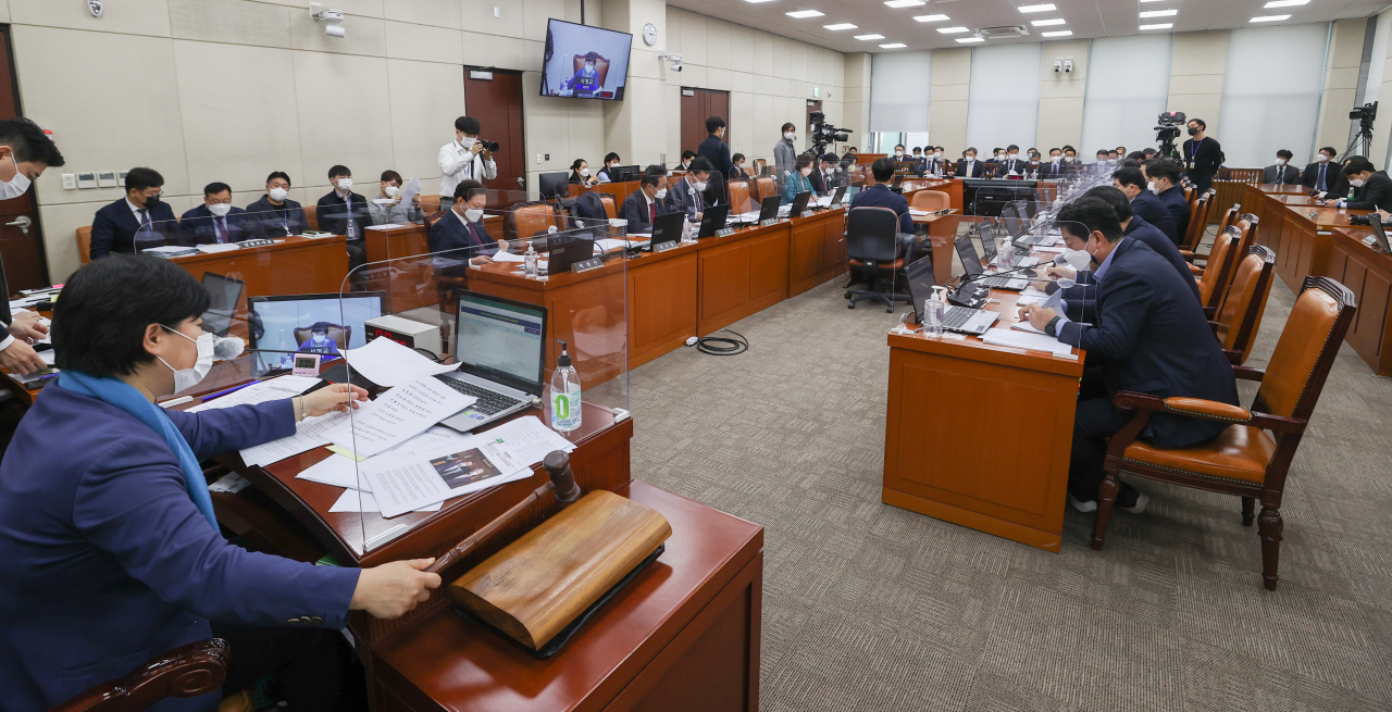 15일 서울 여의도 국회에서 열린 행정안전위원회 전체회의에서 서영교 위원장이 의사봉을 두드리고 있다. [이상섭 기자]