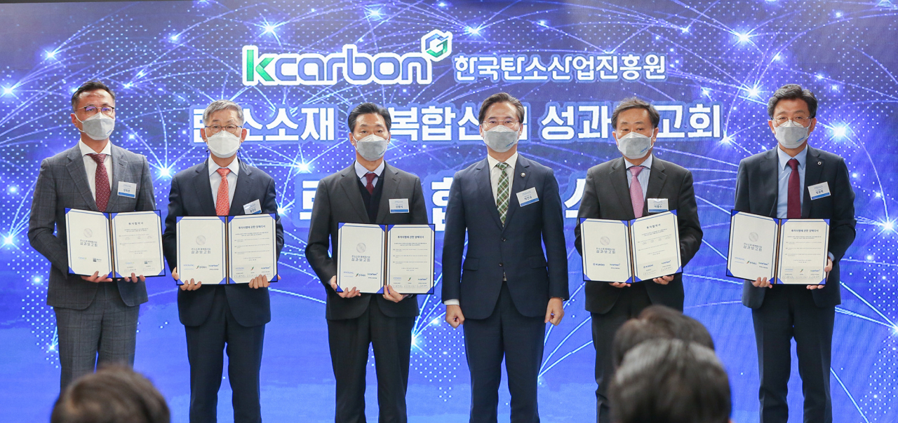 15일 전주에서 열린 ‘탄소소재 경쟁력 강화 성과보고회’에 참석한 양희준 부코컴퍼니 대표(왼쪽부터), 황정모 효성첨단소재 대표, 신원식 전라북도 정무부지사, 박진규 산업통상자원부 1차관, 박종수 한국탄소나노산업협회장(국도화학 부회장), 방윤혁 탄소산업진흥원장이 기념사진을 촬영하고 있다.[효성 제공]