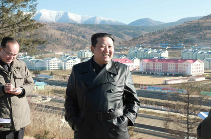 북한 노동당 기관지 노동신문은 16일 김정은 국무위원장이 삼지연시 건설사업 종료를 앞두고 현지지도를 했다고 보도했다. 북한 관영매체가 김 위원장의 공개활동 소식을 전한 것은 지난달 12일 국방발전전람회 ‘자위-2021’ 연설 이후 35일만이다. [헤럴드DB]