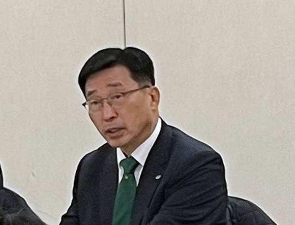 김춘진 한국농수산식품유통공사(aT) 사장이 15일(현지시간) 미국 뉴저지주의 한 호텔에서 한국 특파원들과 간담회를 하며 기자들의 질문에 답변하고 있다. [연합]