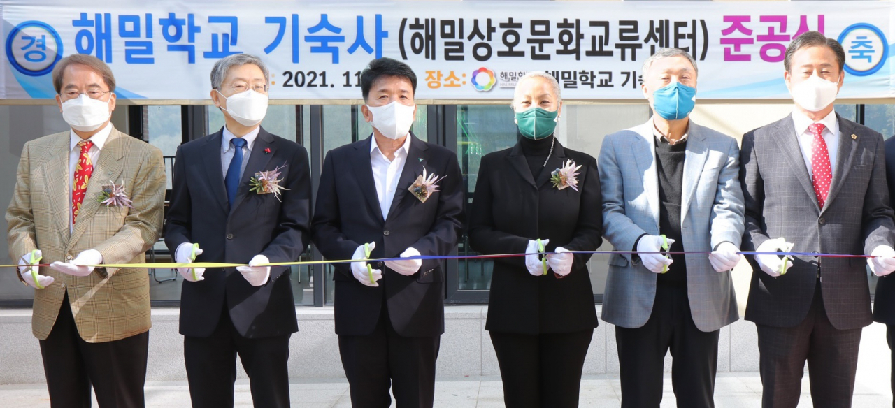 하나금융그룹은 지난 15일 다문화 청소년들이 미래 세대의 주역으로 성장하기 위해 지원한 해밀 상호문화교류센터 준공식이 진행됐다고 밝혔다. [하나금융그룹 제공]