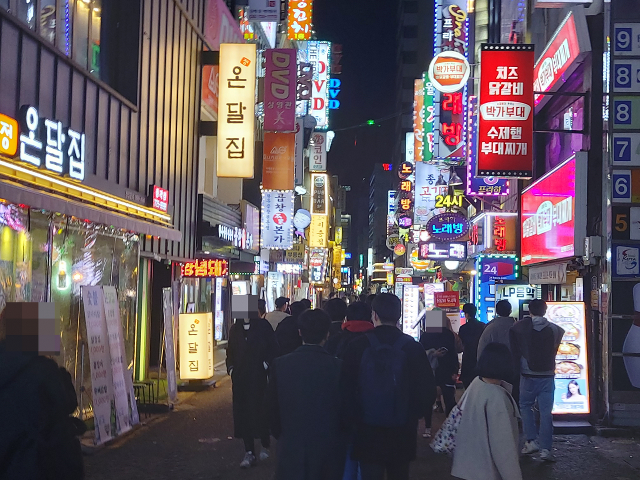 위드 코로나 시행 보름째였던 지난 15일. 서울 종로구 종각젊음의거리의 시민들 모습. 김희량 기자