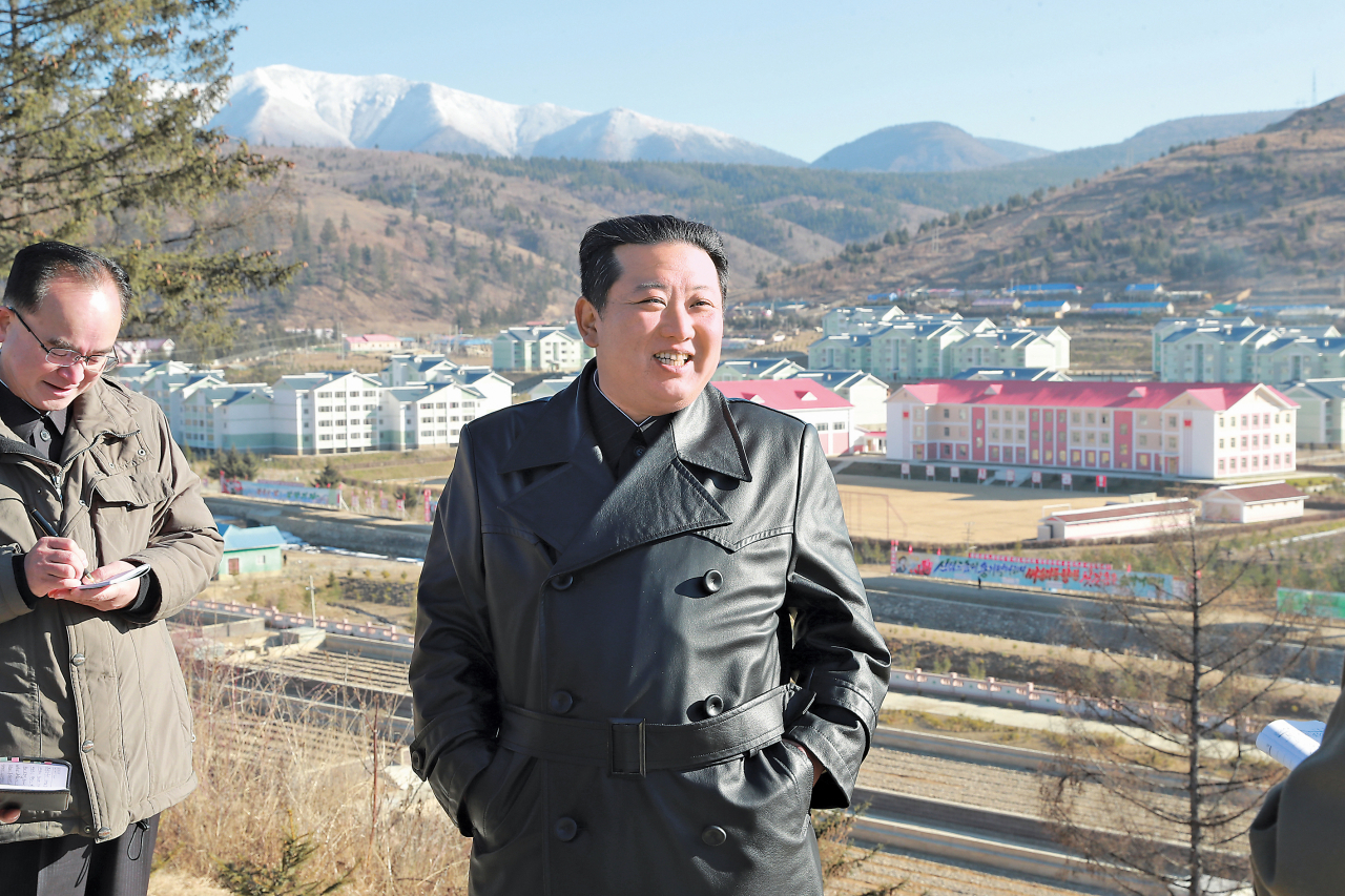 북한 노동당 기관지 노동신문은 16일 김정은 국무위원장이 삼지연시 건설사업 종료를 앞두고 현지지도를 했다고 보도했다. 북한 관영매체가 김 위원장의 공개활동 소식을 전한 것은 지난달 12일 국방발전전람회 ‘자위-2021’ 연설 이후 35일만이다. [평양 노동신문=뉴스1]
