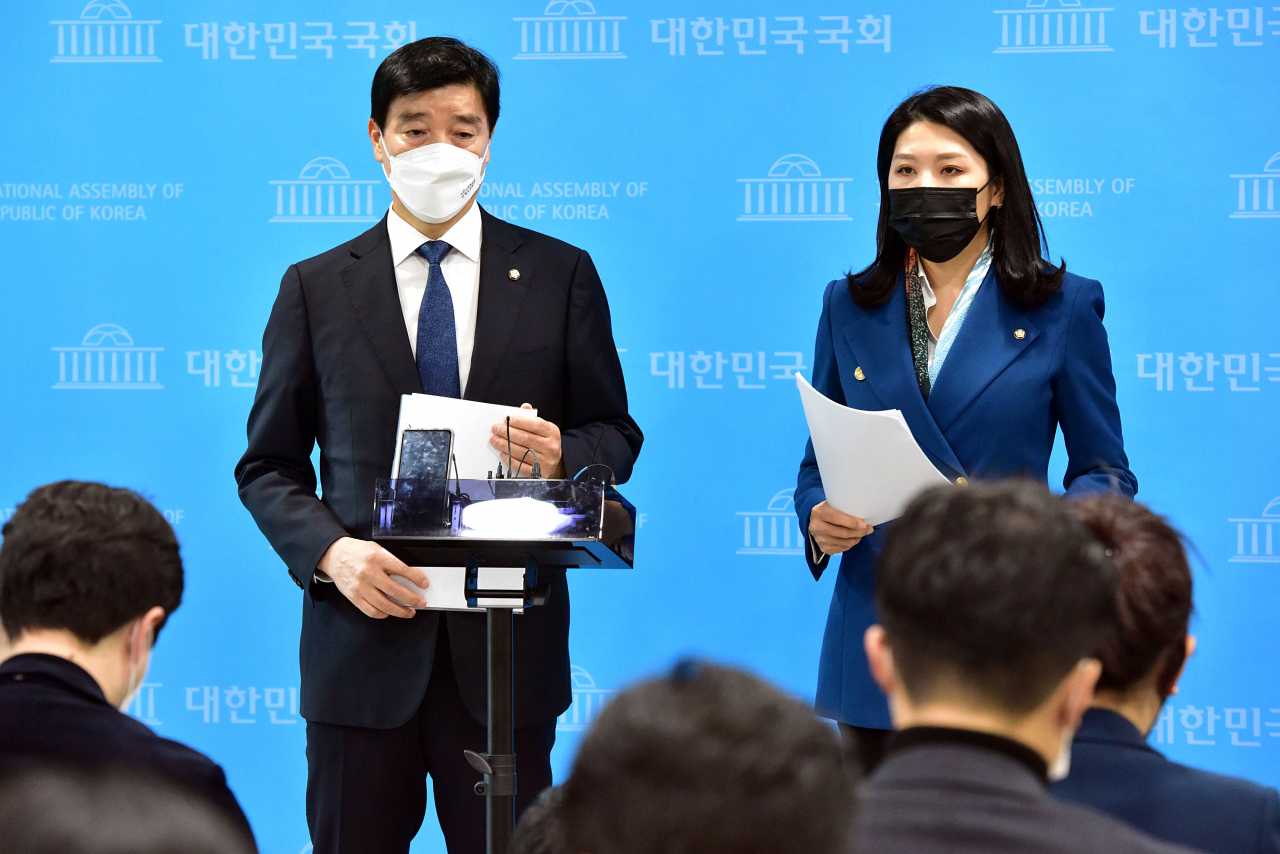 더불어민주당 이해식 의원과 신현영 의원이 12일 국회 소통관에서 이재명 대선 후보 부인 김혜경 씨의 부상 경위 관련 기자회견을 하고 있다. [연합]