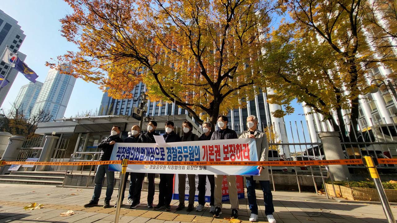 전국경찰직협연대 민관기 대표 등은 16일 서울 서대문구 경찰청 앞에서 기자회견을 열고 직협의 전국연합을 허용하는 공무원직협법 개정안 통과를 촉구하는 1인시위에 나선다고 밝혔다. 강승연 기자