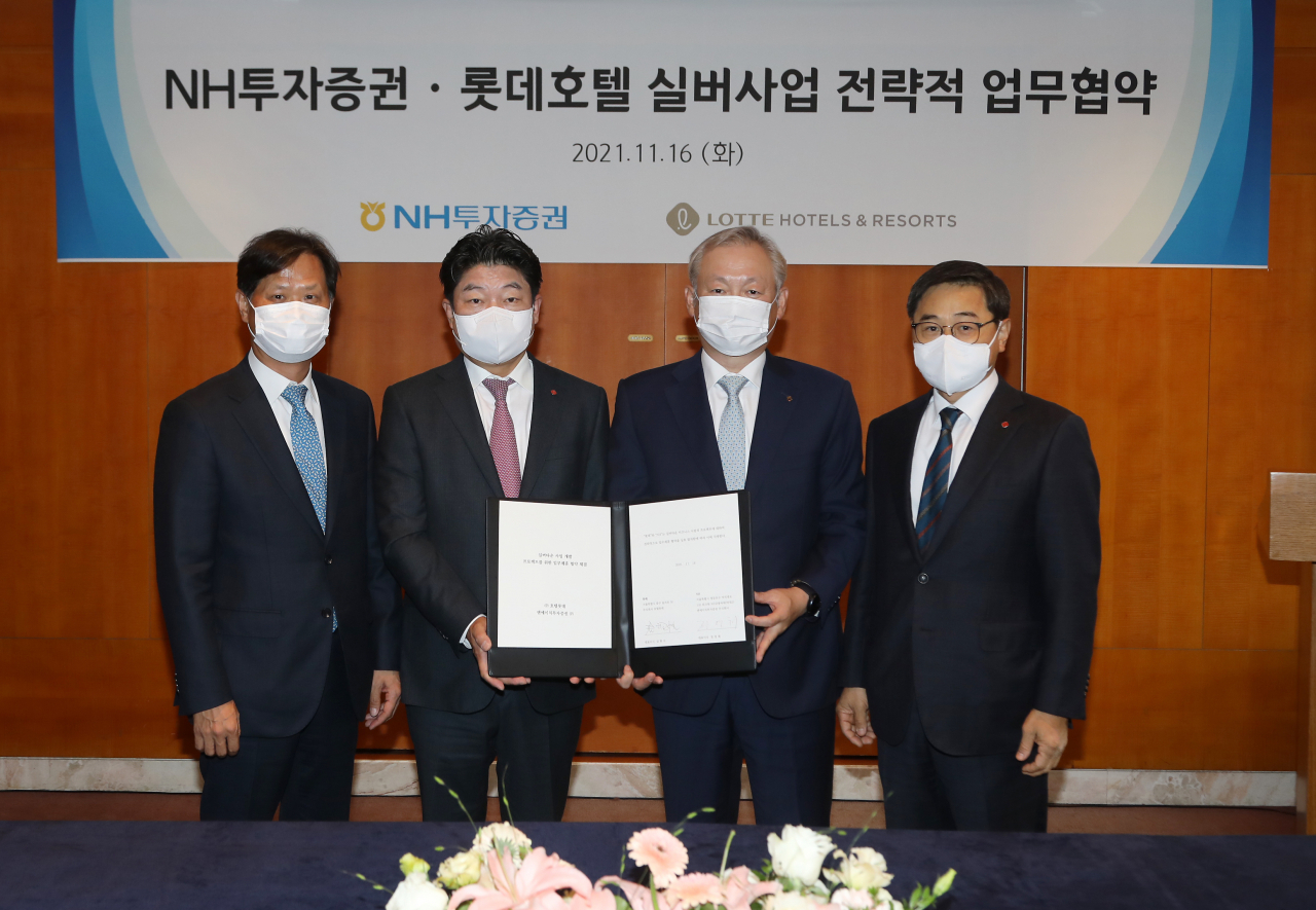NH투자증권과 롯데호텔이 16일 서울 중구 소공동에 위치한 롯데호텔 서울에서 양사간 프리미엄 실버사업 관련 전략적 업무협약을 체결하였다. 정영채(왼쪽 세번째) NH투자증권 대표가 최승호 NH투자증권 IB2사업부 대표(왼쪽 첫번째), 김현식 롯데호텔 대표이사(왼쪽 두번째), 이봉철 롯데그룹 호텔&서비스 BU장과 기념촬영하고 있다. [NH투자증권 제공]