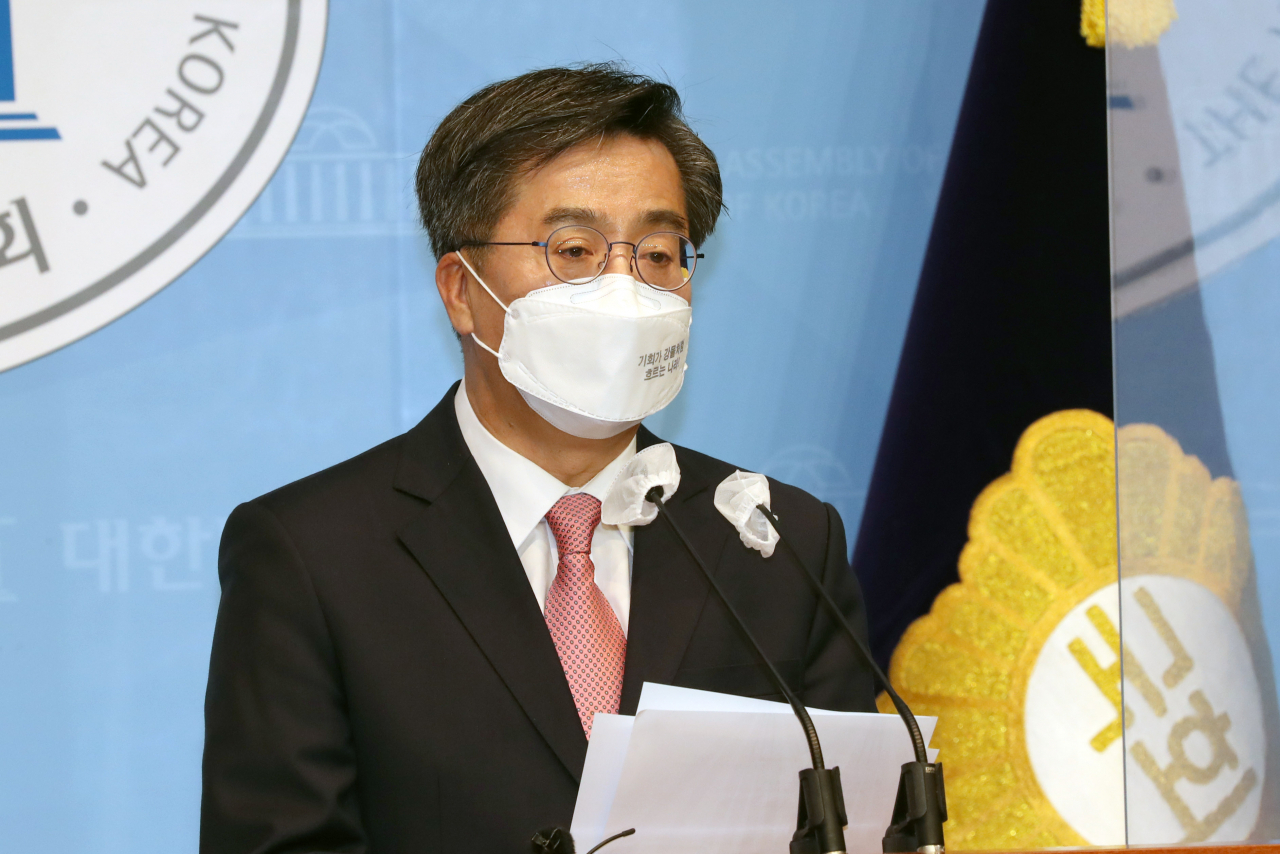 대권 도전을 선언한 김동연 전 경제부총리가 지난 16일 오전 서울 여의도 국회 소통관에서 기자회견을 열고 3호 공약 ‘반드시 교육개혁 - 10년의 약속'을 발표하고 있다. [연합]