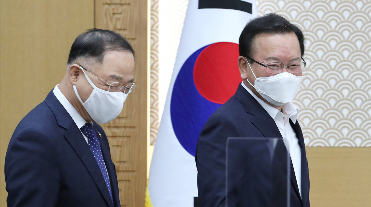 김부겸 국무총리(오른쪽)와 홍남기 경제부총리 겸 기획재정부 장관이 16일 오전 세종시 정부세종청사에서 열린 국무회의에 입장하며 밝은 표정을 하고 있다. [연합]