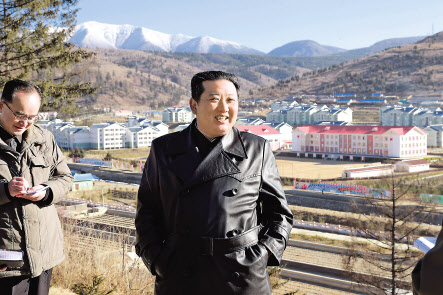 북한 노동당 기관지 노동신문은 16일 김정은 국무위원장이 삼지연시 건설사업 종료를 앞두고 현지지도를 했다고 보도했다. 북한 관영매체가 김 위원장의 공개활동 소식을 전한 것은 지난달 12일 국방발전전람회 ‘자위-2021’ 연설 이후 35일만이다. [평양 노동신문=뉴스1]