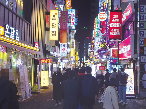 위드 코로나 시행 보름째였던 지난 15일, 서울 종로구 종각 젊음의거리의 시민들 모습.김희량 기자