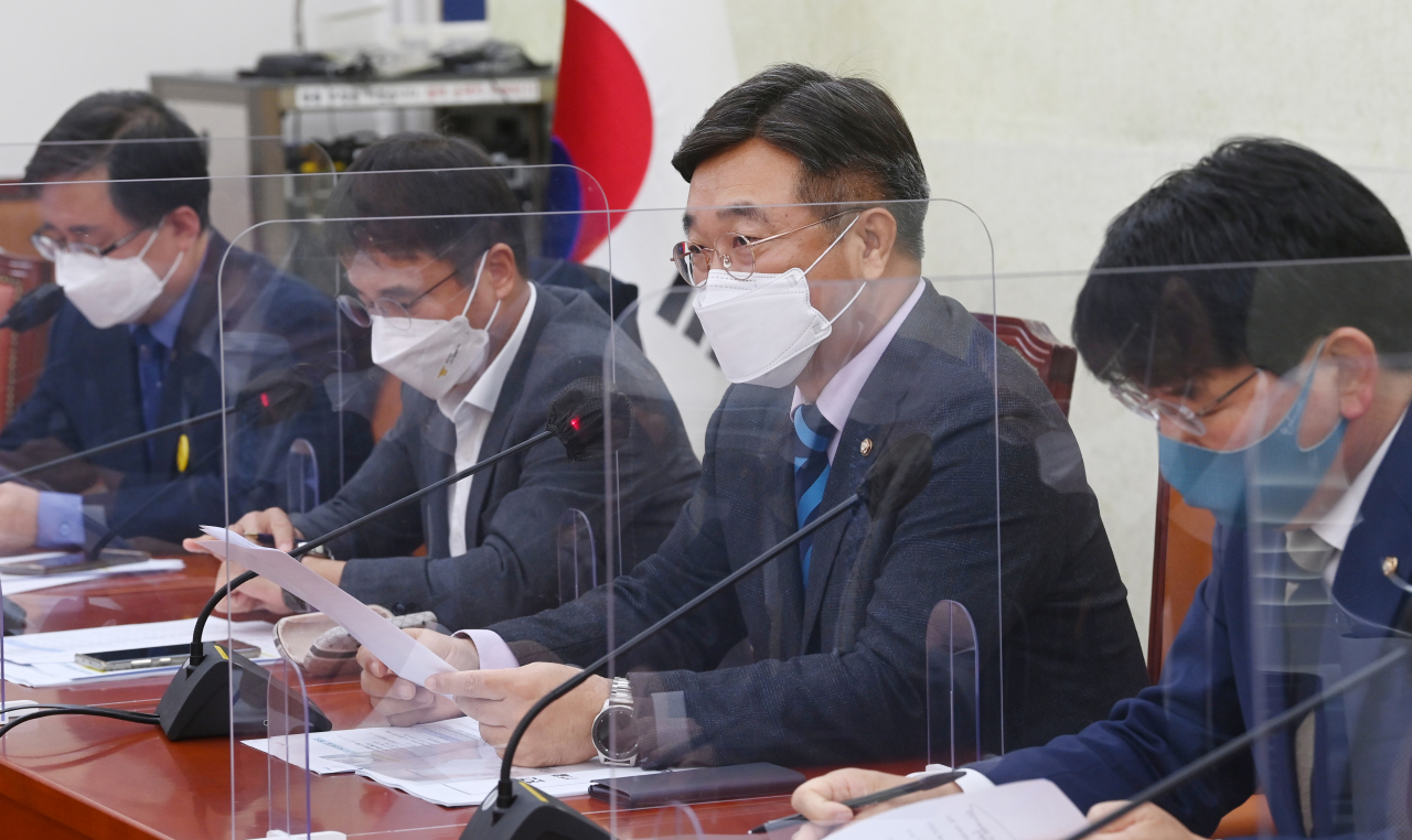 윤호중 더불어민주당 원내대표가 16일 오전 국회에서 열린 원내대책회의에서 발언하고 있다. [이상섭 기자]