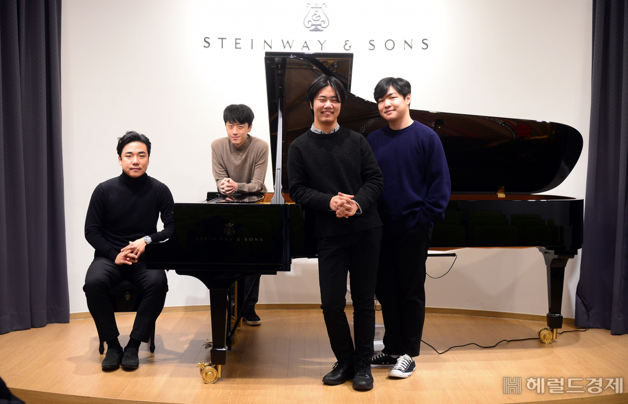 차세대 피아니스트 손정범, 이택기, 선율, 정지원이 바흐의 ‘네 대의 피아노를 위한 협주곡’을 통해 한 무대에 선다. 네 사람의 나이와 경력은 모두 다르지만, 무대가 시작되면 이들은 모두 ‘동료’가 된다. 이상섭 기자
