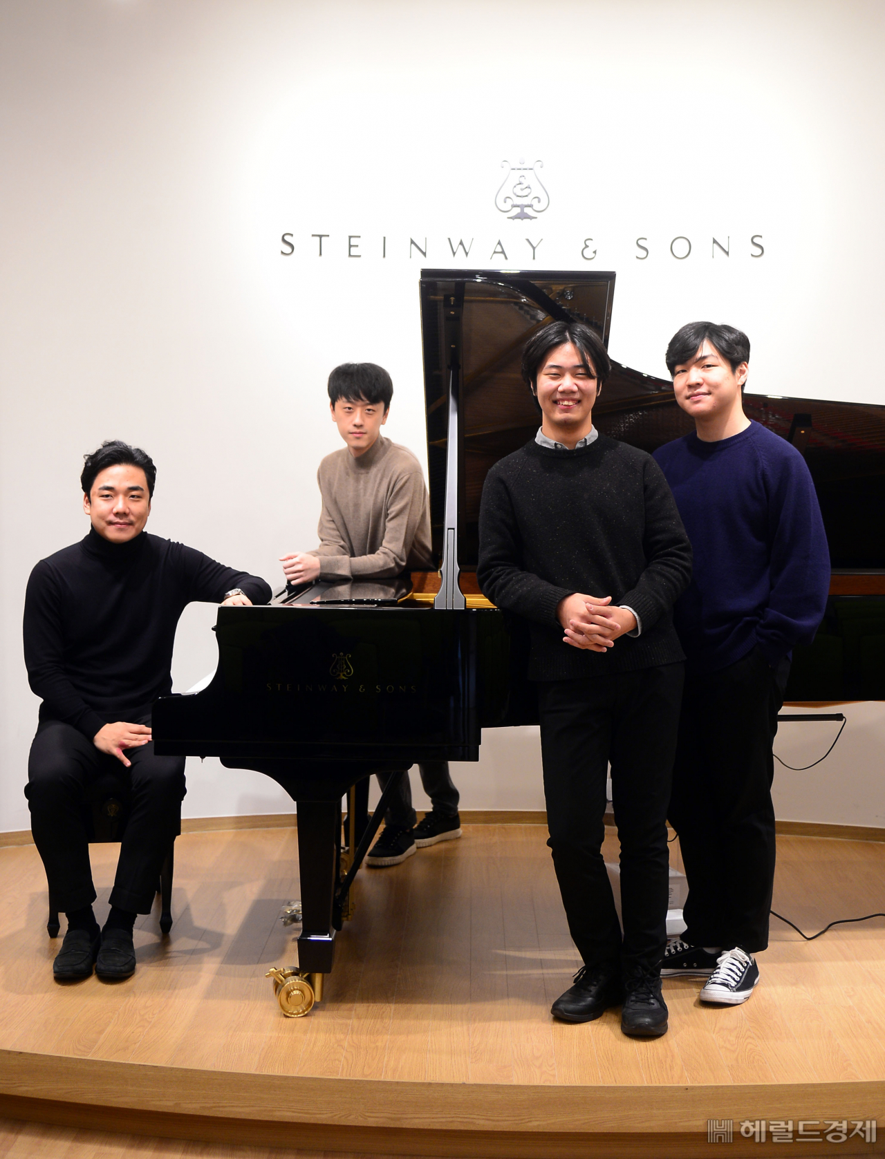 피아니스트 손정범, 이택기, 선율, 정지원은 ‘한국지역난방공사와 함께하는 2021 경기피아노페스티벌’을 통해 바흐의 ‘네 대의 피아노를 위한 협주곡’을 연주한다. 가장 나이가 어린 정지원은 “네 명의 피아니스트와 지휘자, 오케스트라 각자가 생각하는 음악의 아이디어를 융합해 하나의 곡으로 만들어내는 특별한 작업이 될 것 같다”고 기대했다. 이상섭 기자
