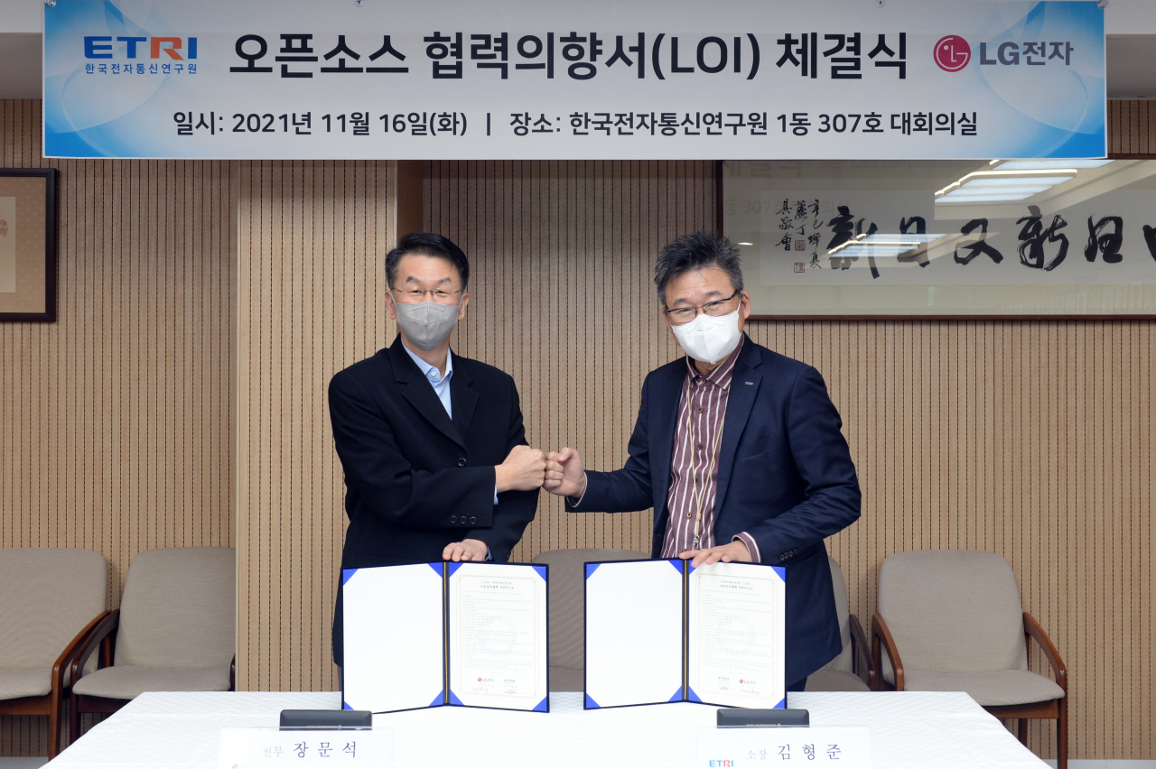 ETRI와 LG전자의 오픈소스 협력의향서(LOI) 체결 모습. 왼쪽부터 장문석 LG전자 CTO 부문 전무, 김형준 ETRI 지능화융합연구소장.[ETRI 제공]