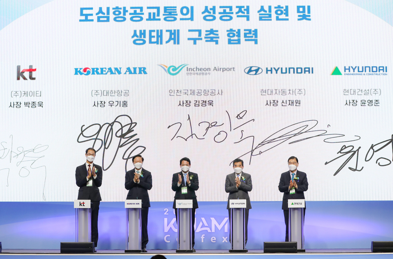 (왼쪽부터) 박종욱 케이티 사장, 우기홍 대한항공 사장, 김경욱 인천국제공항공사 사장, 신재원 현대자동차 사장, 윤영준 현대건설 사장이 16일 업무협약식에서 기념 사진을 촬영하고 있다. [현대차 제공]