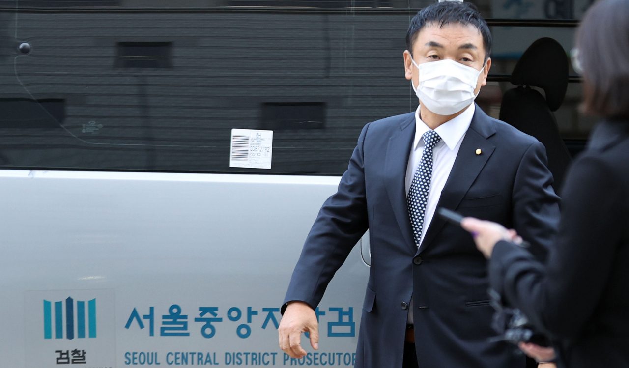 주가조작 혐의를 받는 권오수 전 도이치모터스 회장이 2021년 11월 16일 오전 서울 서초구 서울중앙지방법원에서 열린 구속 전 피의자 심문(영장실질심사)에 출석하고 있다.[연합]