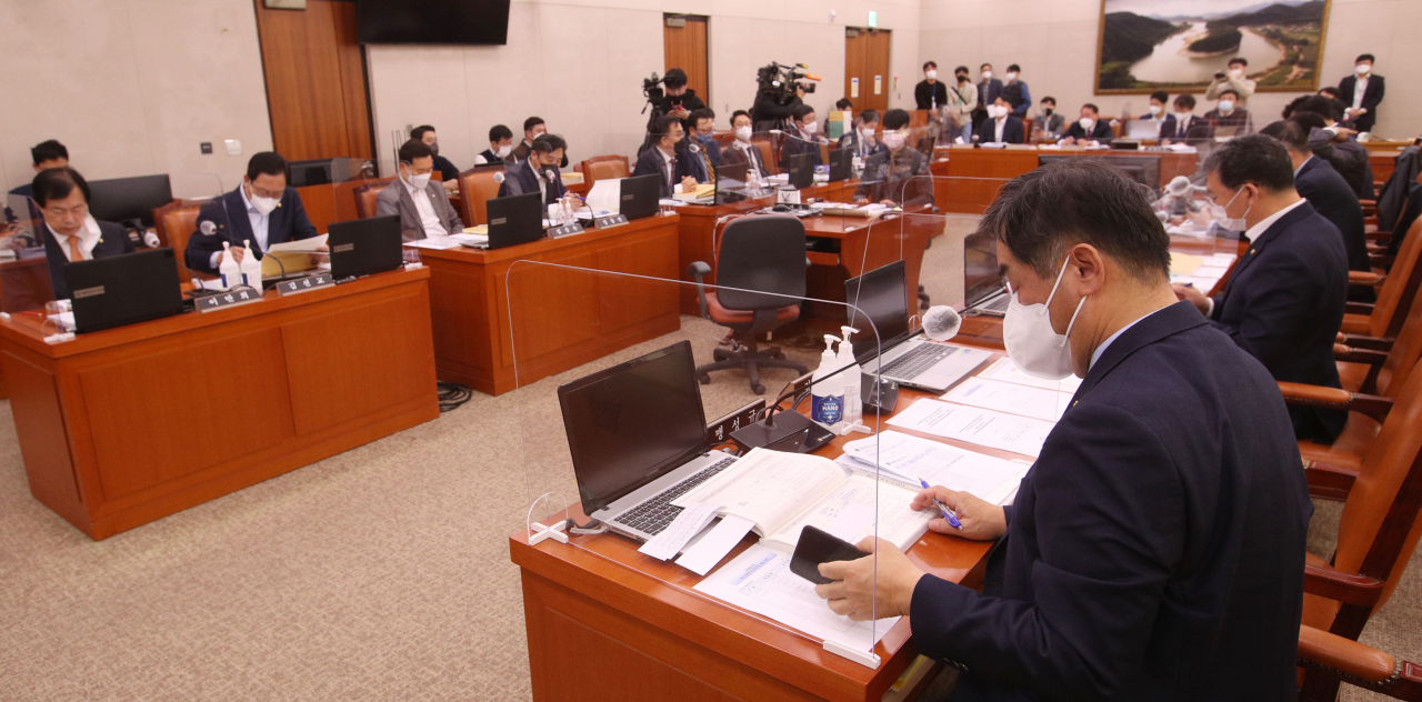 교육부의 대학기본역량진단에서 탈락한 52개 대학들이 반발하고 있는 가운데, 이들 대학의 구제 방안을 놓고 재차 논란이 확산되고 있다.사진은 16일 오전 국회 예산결산특별위원회 예산조정소위 모습. [연합]