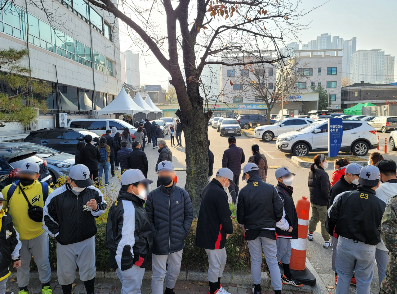 강원도 내 신종 코로나바이러스 감염증(코로나19) 확진자 수가 다시 증가세를 보이는 16일 오전 강원 춘천시보건소에 선별검사를 받기 위한 시민들이 줄지어 서 있다. 연합뉴스