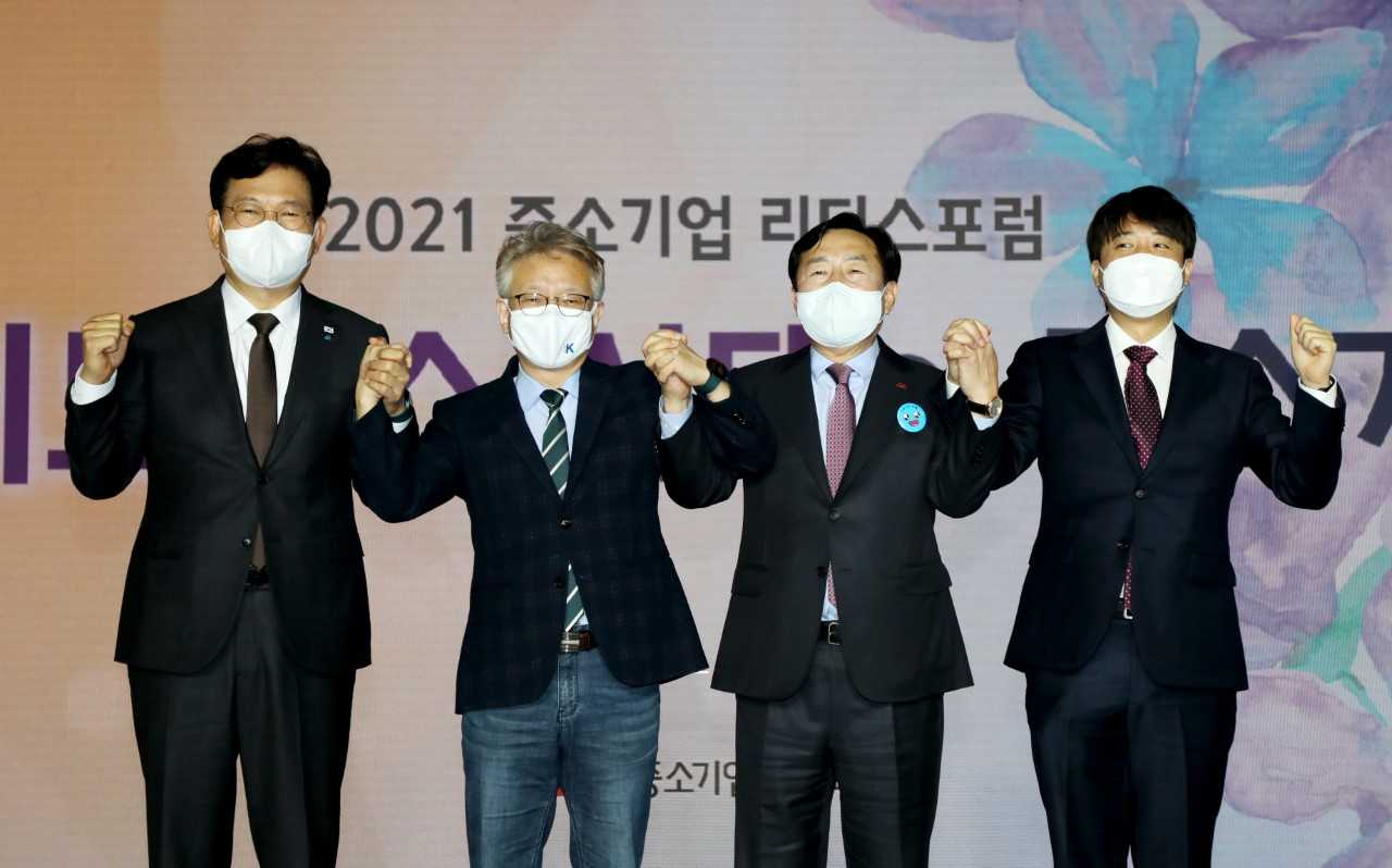 (왼쪽부터)송영길 더불어민주당 대표와 권칠승 중소벤처기업부 장관, 김기문 중기중앙회 회장, 이준석 국민의힘 대표가 16일 경주 힐튼호텔에서 열린 중소기업 리더스포럼 개막식에서 포즈를 취했다.[중소기업중앙회 제공]
