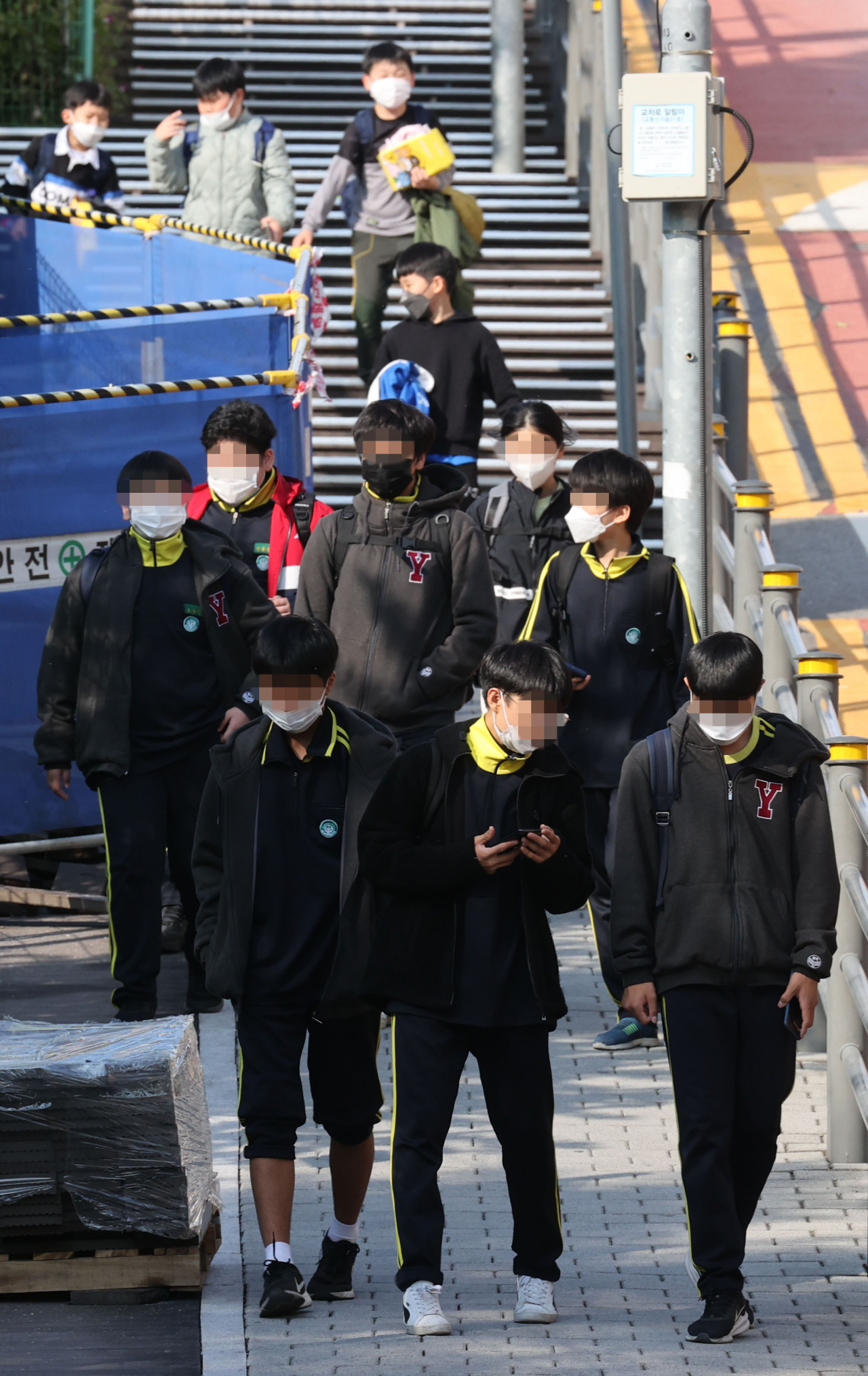 수도권을 포함한 전국의 유치원·초등·중·고등학교 학생들이 오는 22일부터 전면 등교한다. 지난달 29일 오후 서울 시내 한 중학교 학생들이 하교하고 있다. [연합]