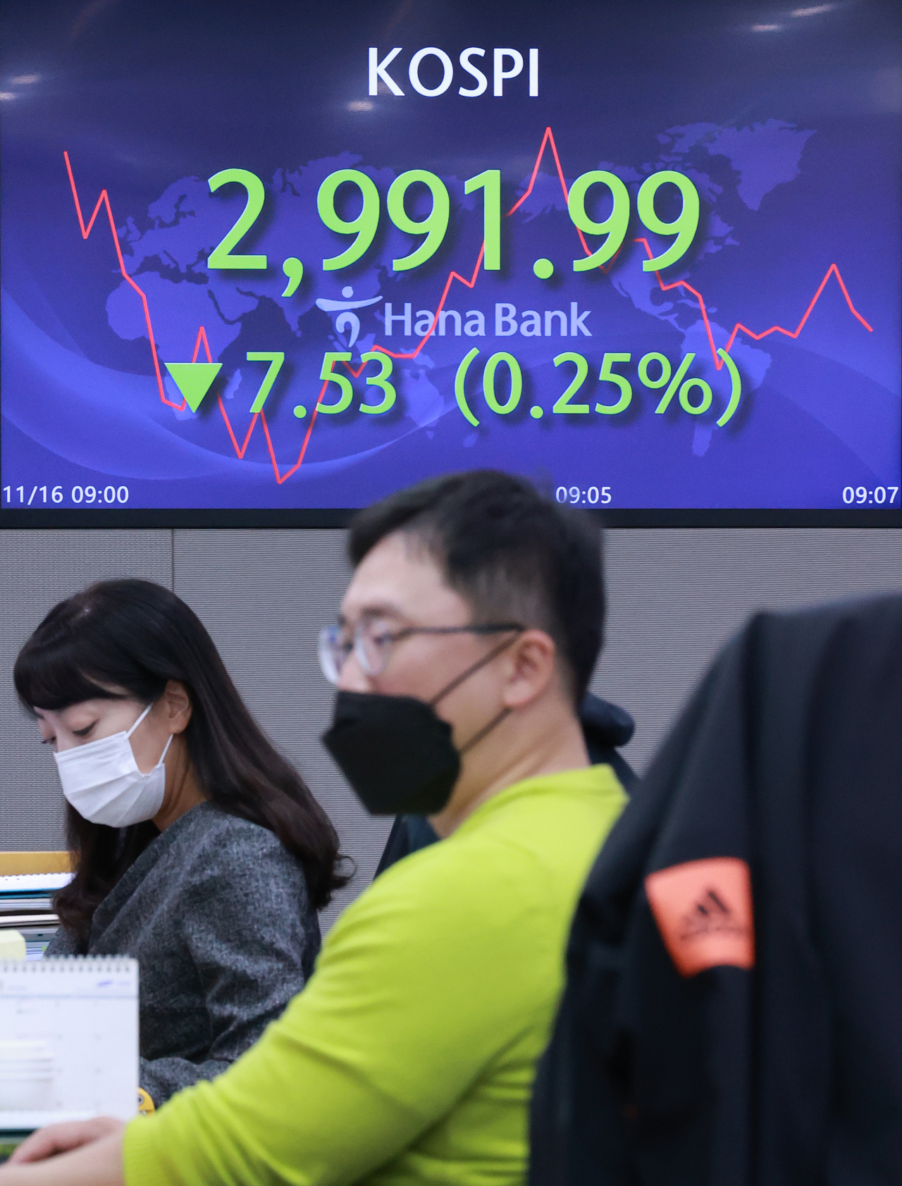 16일 오전 서울 중구 을지로 하나은행 본점 딜링룸 현황판에 코스피가 표시돼 있다. 이날 코스피는 전장보다 3.84포인트 내린 2995.68로 개장했다. 코스닥지수는 전장보다 0.32포인트(0.03%) 오른 1029.35로 시작했다. 서울 외환시장에서 원/달러 환율은 4.6원 오른 달러당 1183.0원으로 출발했다. [연합]
