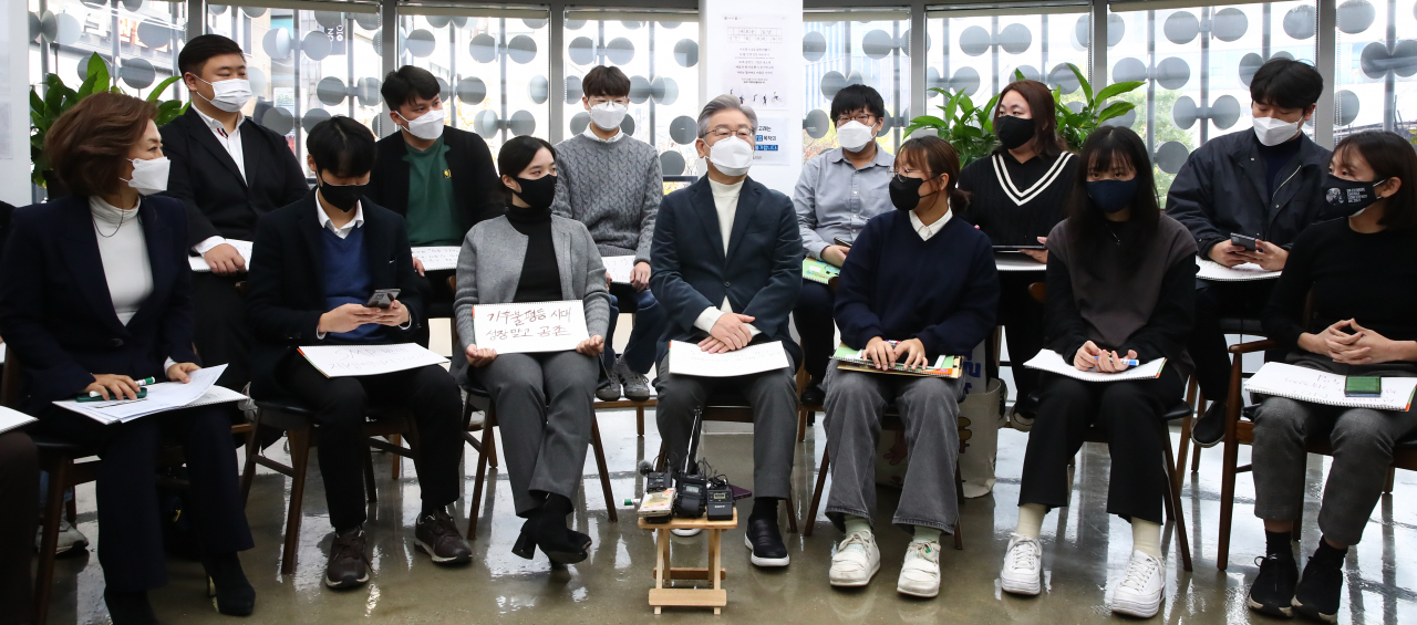 이재명 더불어민주당 대선 후보가 16일 서울 서대문구 청년문화공간 신촌파랑고래에서 열린 청소년·청년 기후활동가 간담회에서 참석자들과 대화하고 있다. [연합]