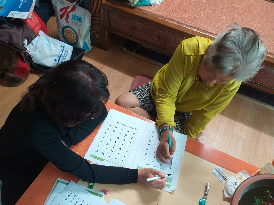 사랑의열매가 2021년 전국기획사업으로 진행 중인 마을단위 통합돌봄을 위한 협동화 사업 일환으로 사랑의열매 관계자가 치매 어르신 가정을 방문해 돌봄활동을 펼치고 있는 모습. [사랑의열매 제공]
