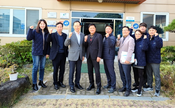 광양만권경제청 송상락 청장(왼쪽 세번째)과 직원들이 16일 율촌1산단 썬테크 방문 후 기념촬영하고 있다.