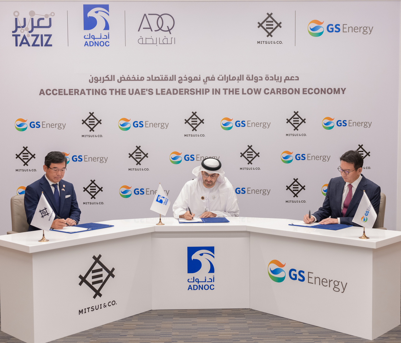 지난 14일 아부다비 아부다비국영석유회사(ADNOC) 사옥에서 열린 사업자 선정 발표 행사에서 허용수 GS에너지 사장(오른쪽부터), 술탄 알 자베르 ADNOC 총재, 나카가와 미쓰이(Mitsui) 중동 대표가 서명하고 있다.[GS에너지 제공]
