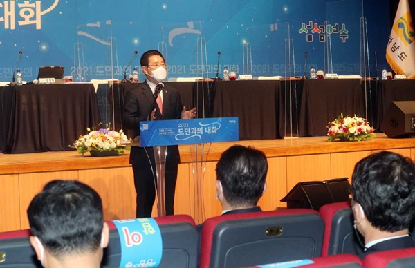 김영록 전남지사가 16일 여수시를 방문해 ‘도민과의 대화’를 열고 있다.