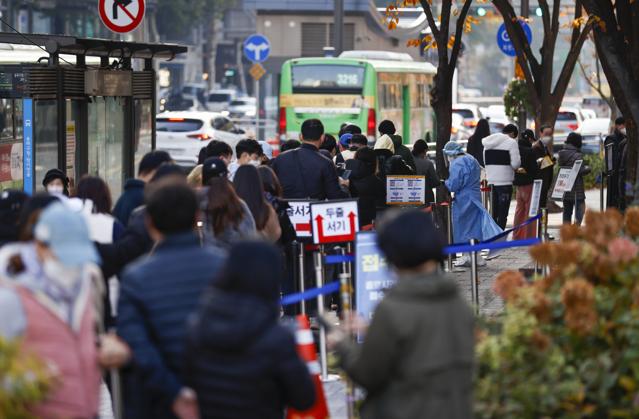 신종 코로나바이러스 감염증(코로나19) 위중증 환자가 500명에 육박한 16일 오전 서울 송파보건소 코로나19 선별진료소에서 검사를 받으려는 시민들이 대기하고 있다. [연합]