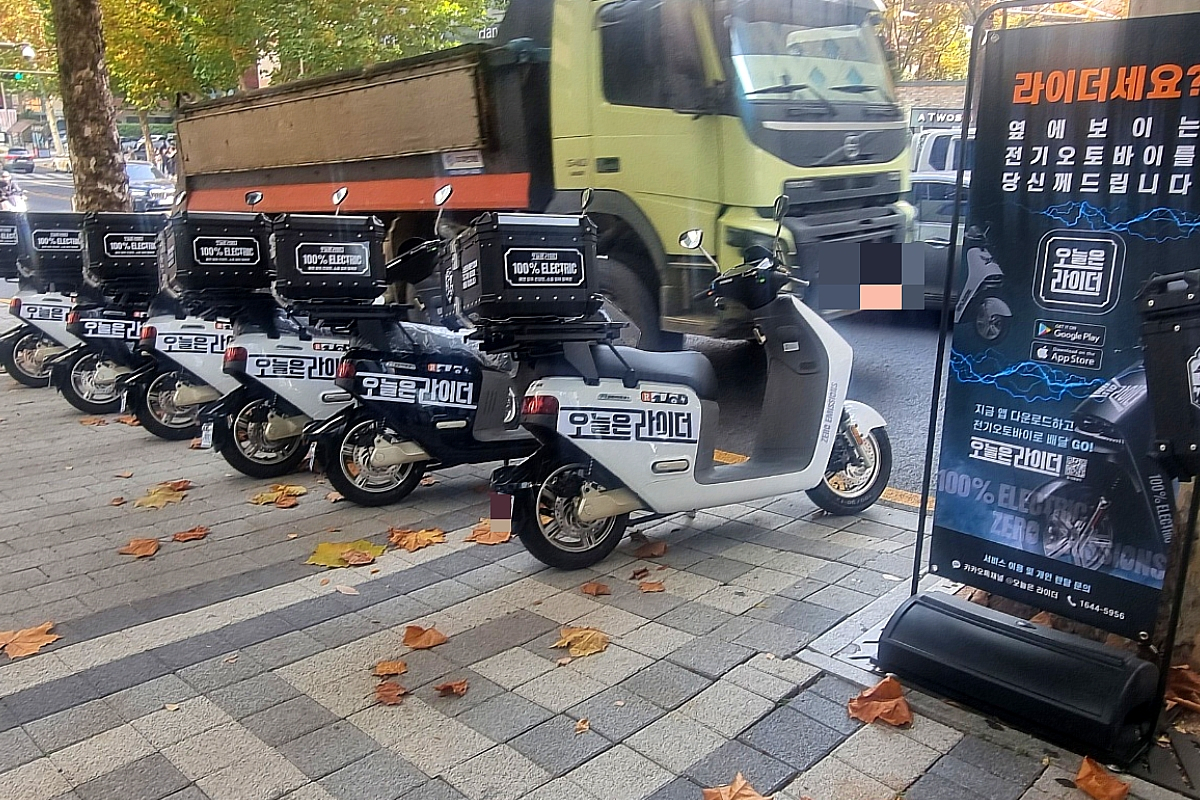 최근 강남 서초지역에서 서비스를 시작한 배달 전용 전기 오토바이 대여 서비스 ‘오늘은 라이더’. 무소음이며 최고 속도는 시속 80㎞로 제한된다. [독자 제공]